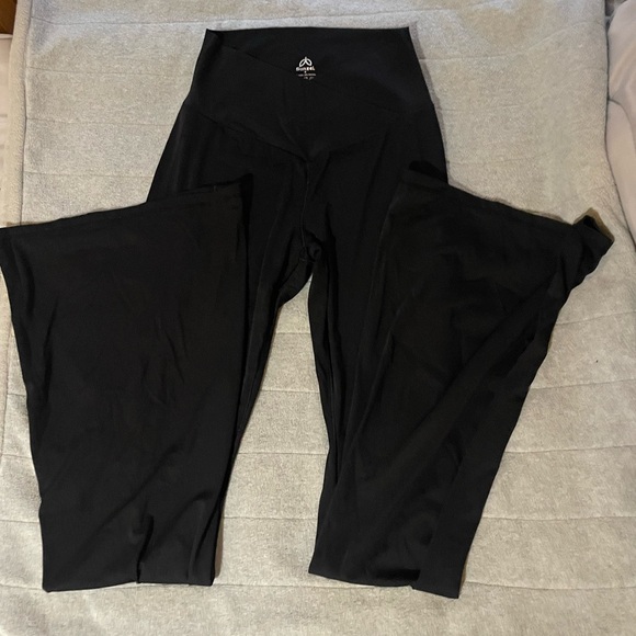Black High-Waisted Crossover Leggings - Picture 4 of 6